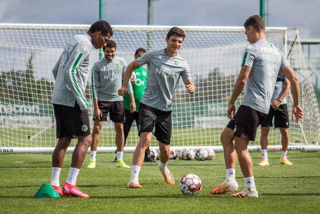 拉塞尔44分字母哥三双 湖人险胜雄鹿重回第九