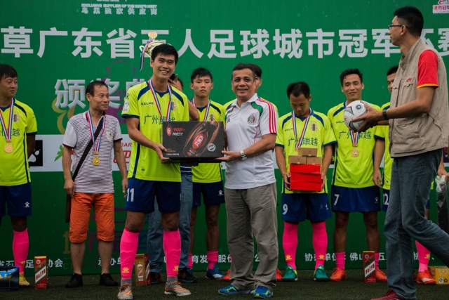 钟鼓和鸣逐绿茵 百面崇阳铜鼓奏响“楚超”咸宁主场